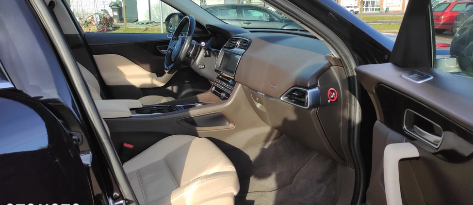 Jaguar F-Pace cena 88900 przebieg: 165200, rok produkcji 2017 z Kisielice małe 781